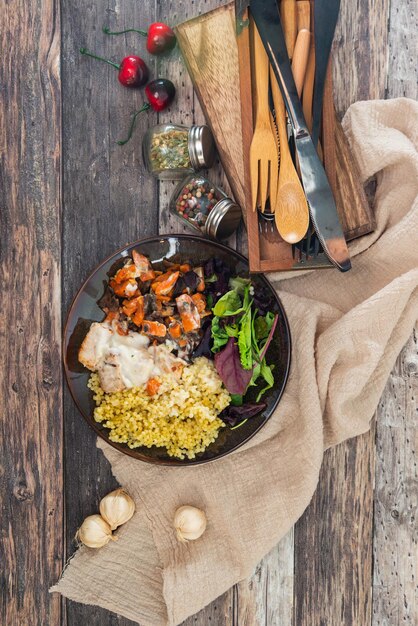 Stół z potrawami i planami